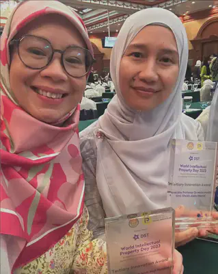 Dr. Hajah Asmah (left) and AP Dr. Malai Haniti (left) received the Tertiary Innovation Award at the WIP Day 2023